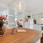 Pet Friendly In With Kitchen *