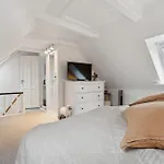 Pet Friendly In With Kitchen