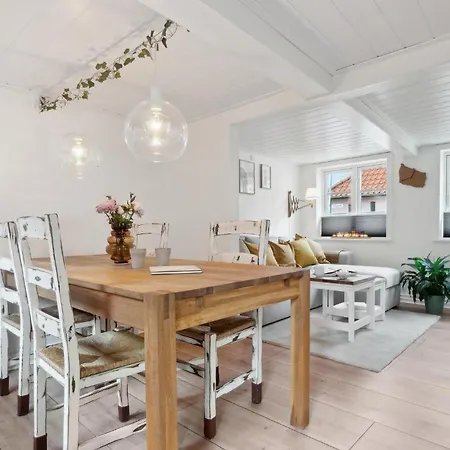 Pet Friendly In With Kitchen *