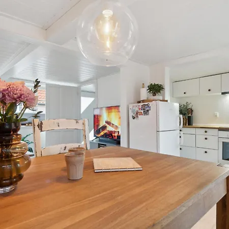 Pet Friendly In With Kitchen *