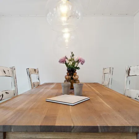 Pet Friendly In With Kitchen *