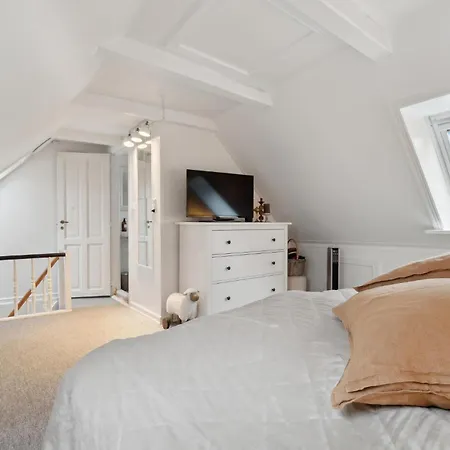 Pet Friendly In With Kitchen