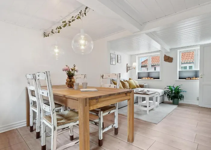 Pet Friendly In With Kitchen *