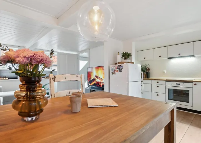 Pet Friendly In With Kitchen *