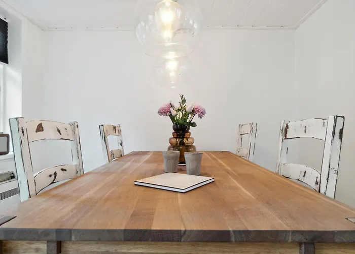 Pet Friendly In With Kitchen *